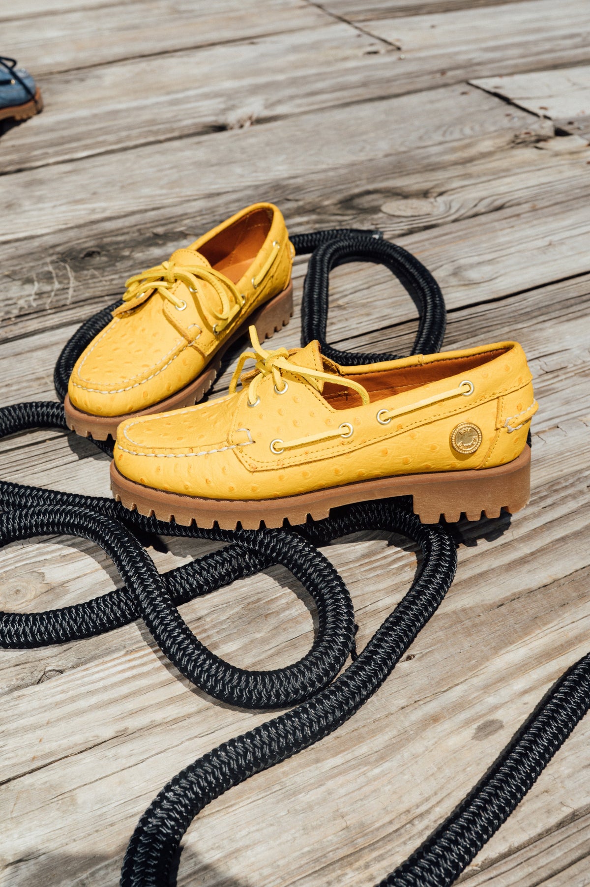 Lug Boat Shoe en cuero liso Miel, en uso, en exteriores