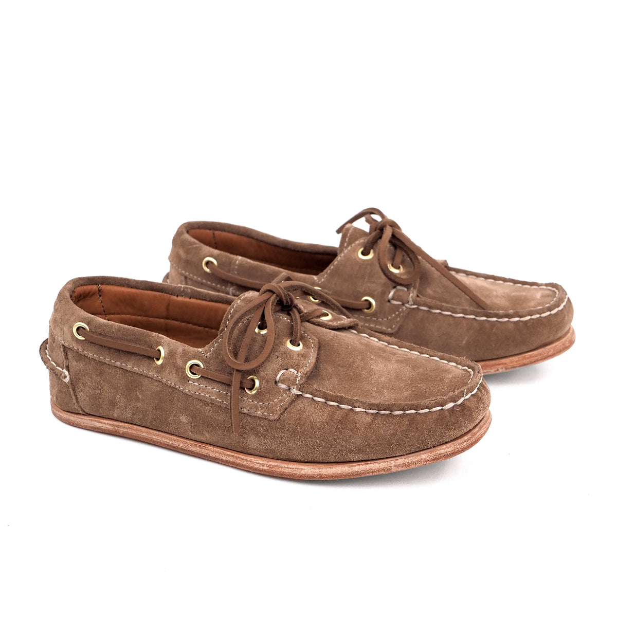 Thin Boat Shoe en gamuza Beige, vista lateral del par
