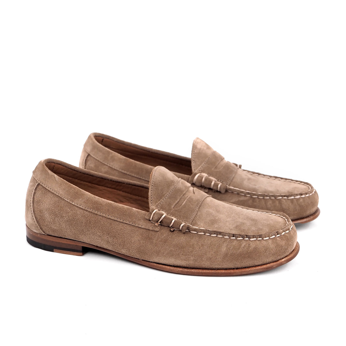 Penny Loafer en gamuza Beige, vista lateral del par