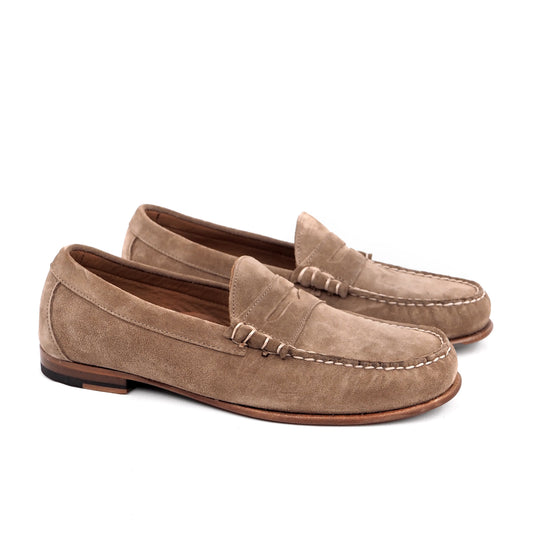 Penny Loafer en gamuza Beige, vista lateral del par