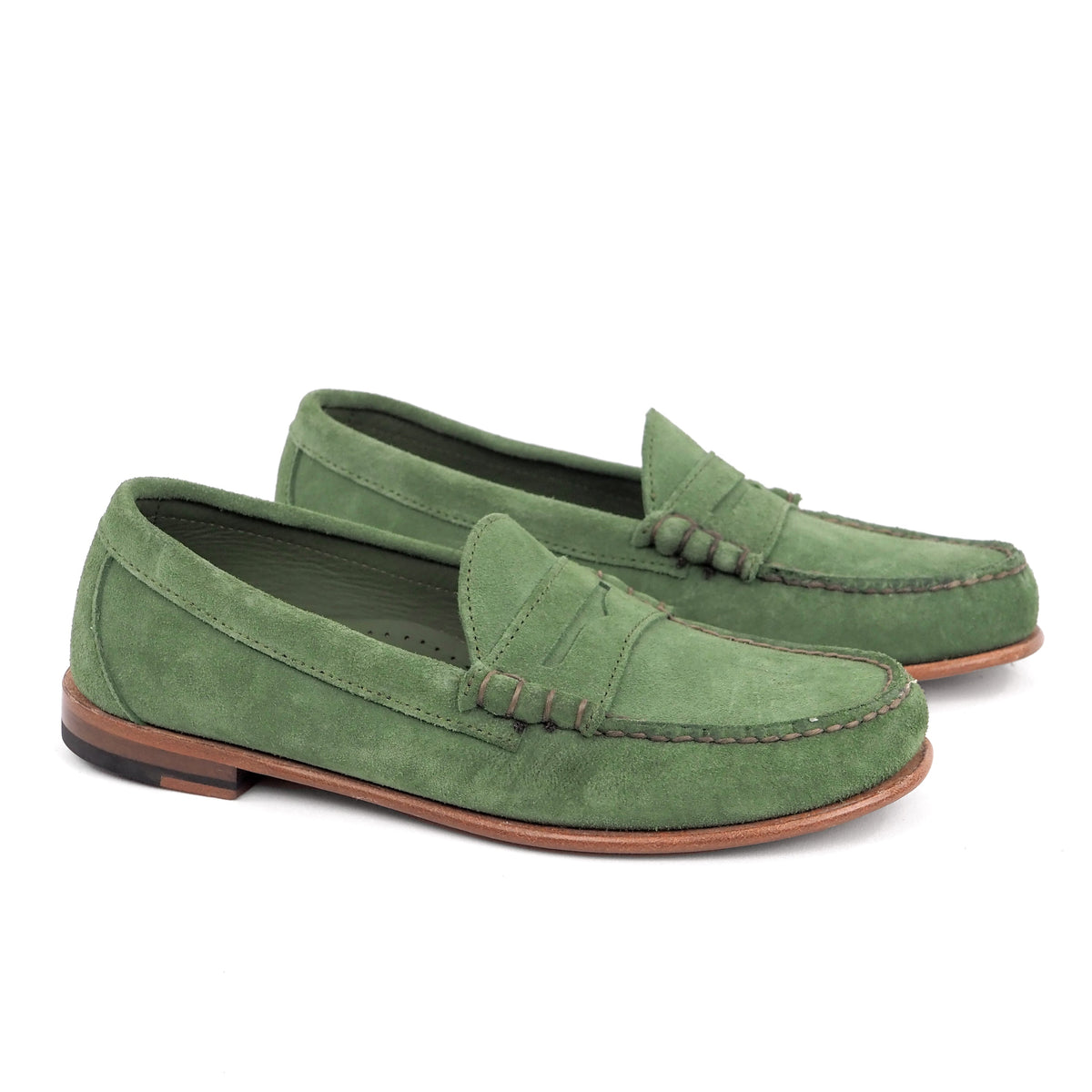 Penny Loafer en gamuza Verde, vista lateral del par