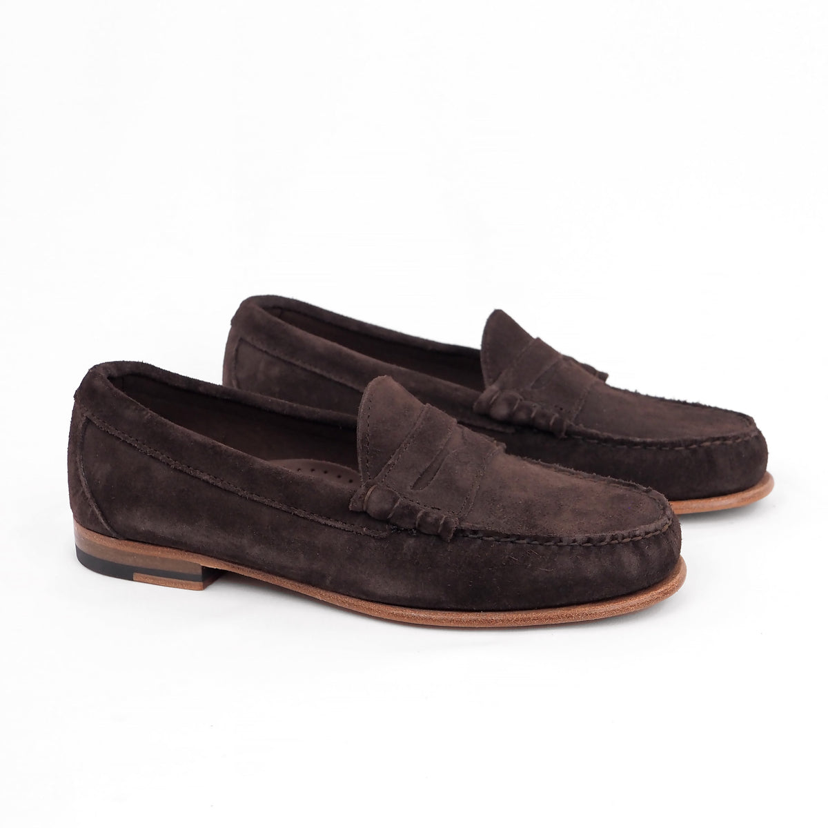 Penny Loafer en gamuza Marrón, vista lateral del par