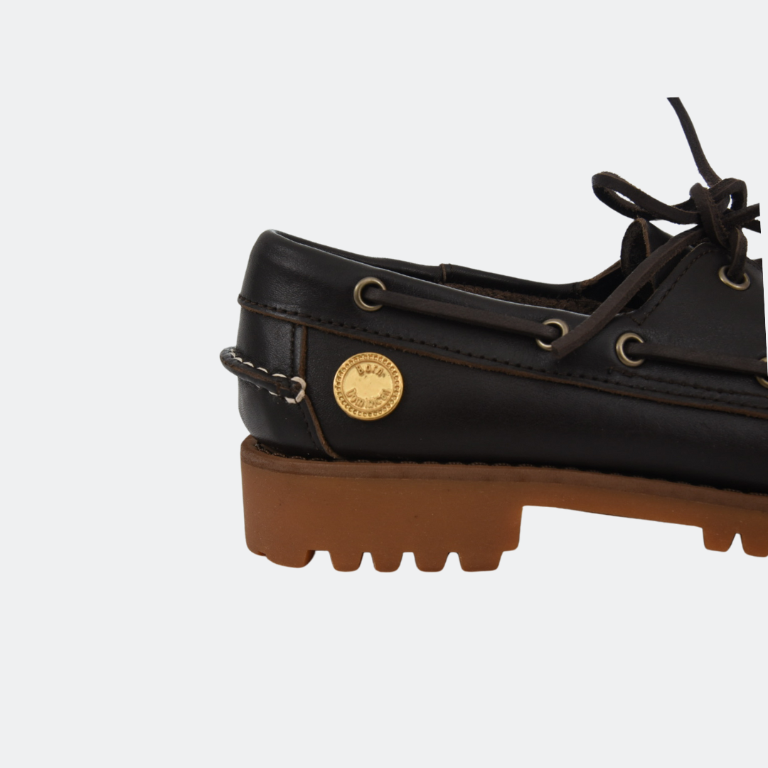 Lug Boat Shoe en cuero liso Marrón Profundo, detalle del talón y las costuras