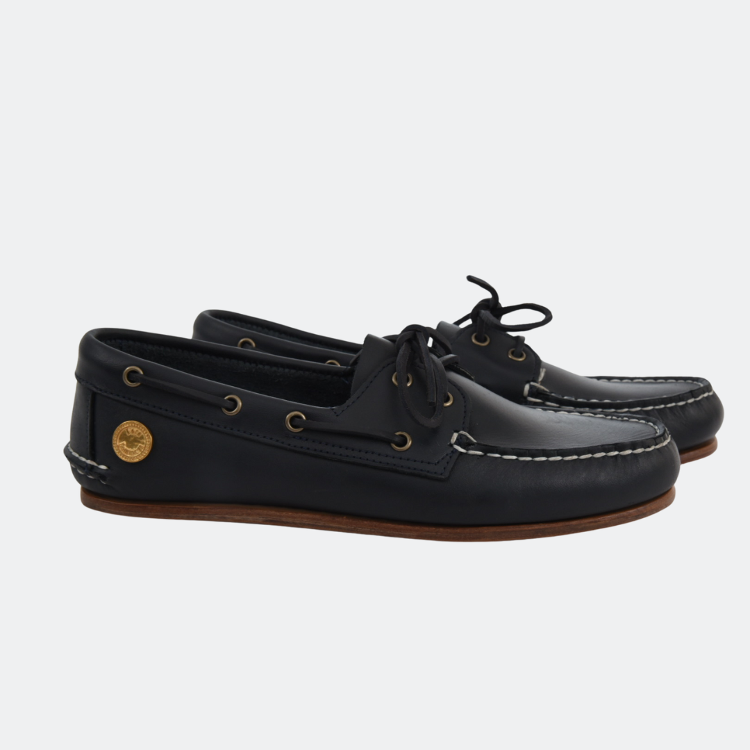 Thin Boat Shoe en cuero liso Azul Medianoche, vista lateral del par