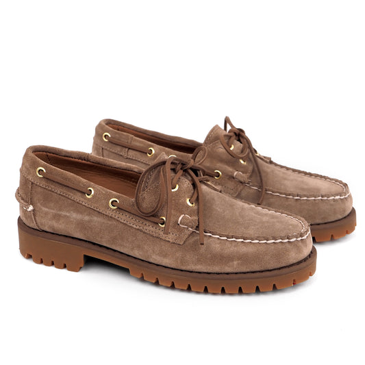 Lug Boat Shoe en gamuza Beige, vista lateral del par