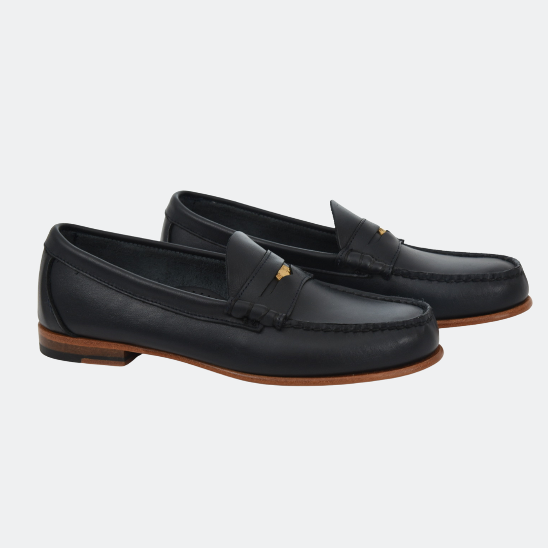 Penny Loafer en cuero liso Azul Medianoche, vista lateral del par