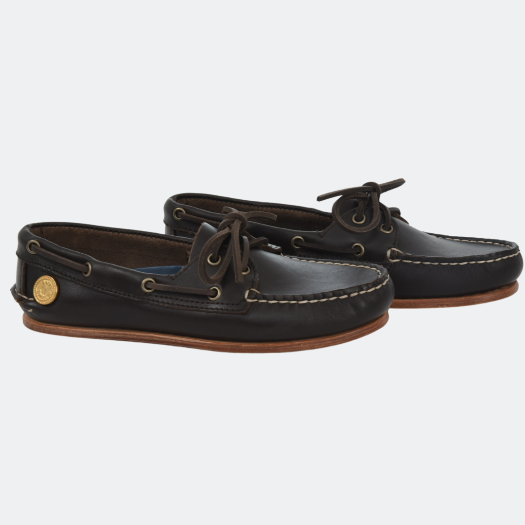 Thin Boat Shoe en cuero liso Marrón Profundo, vista lateral del par