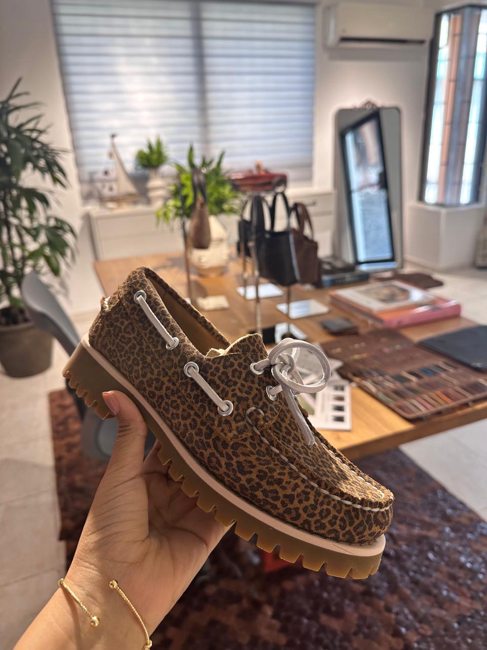 Lug Boat Shoe en pelo de potro estampado Leopardo, en el taller de Quvel