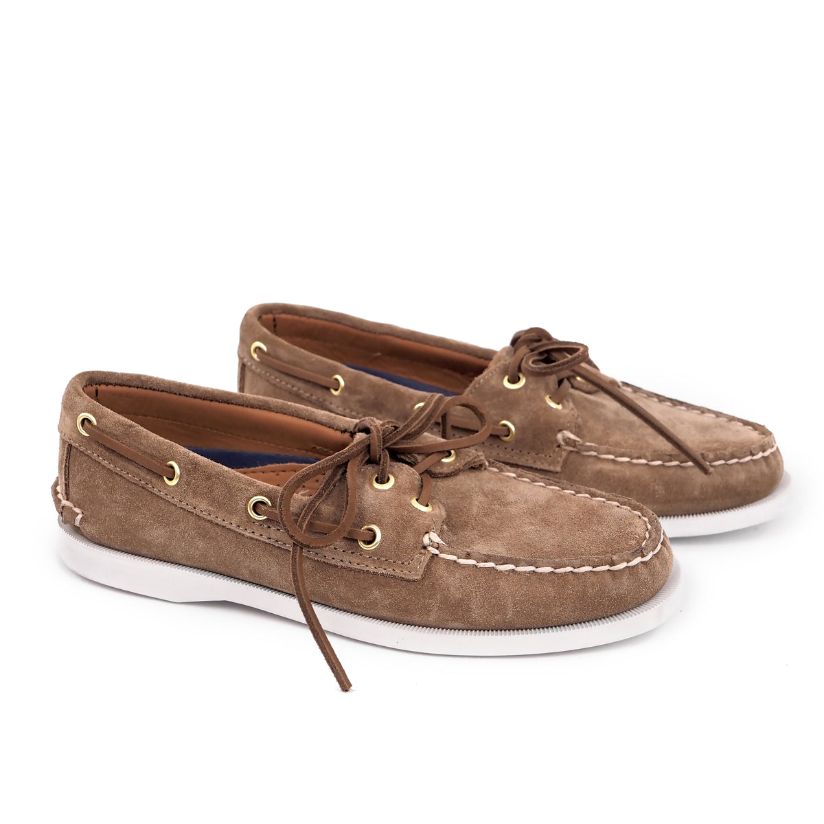 Classic Boat Shoe en gamuza Beige, vista lateral del par