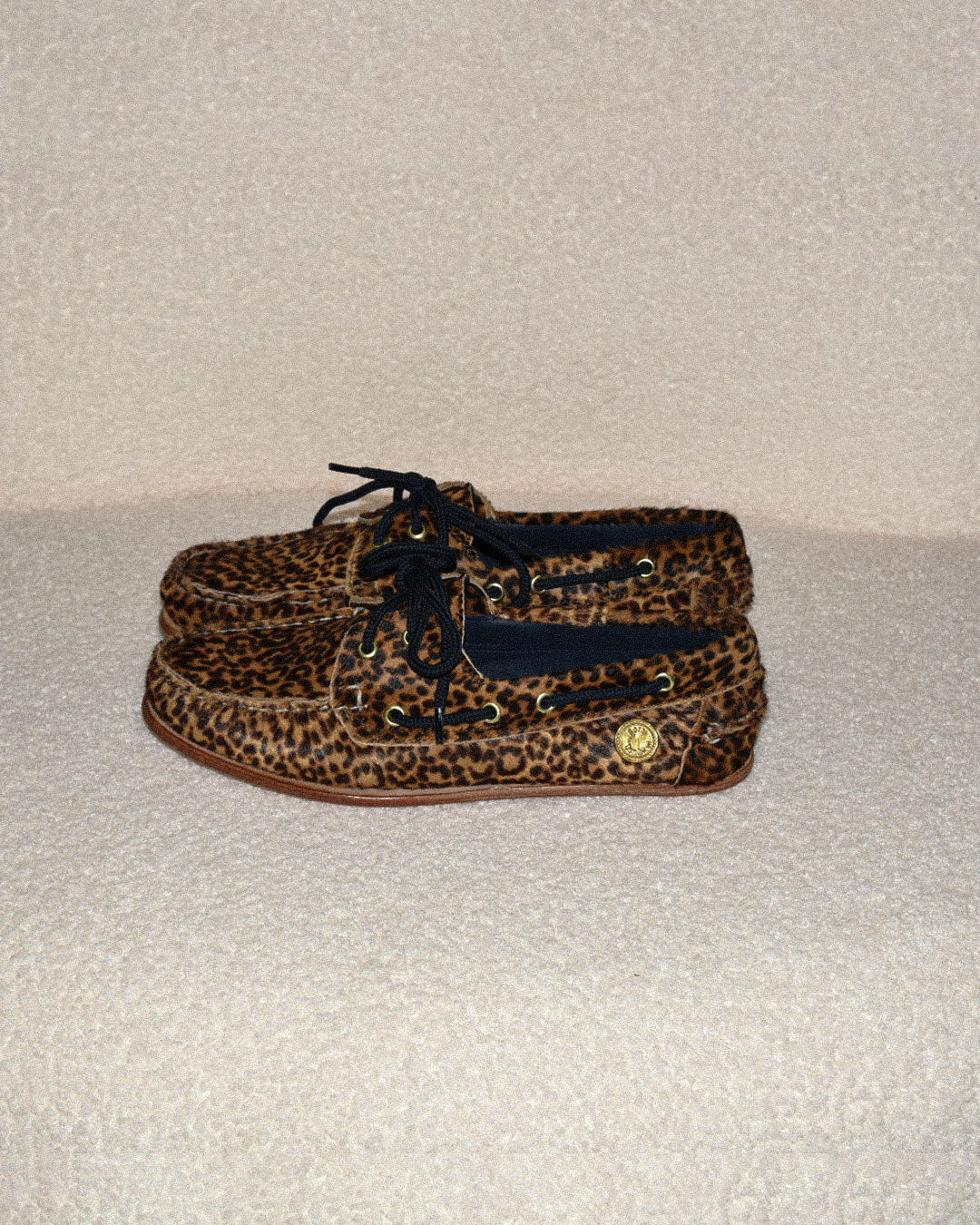 Thin Boat Shoe en pelo de potro estampado Leopardo, en uso, en exteriores