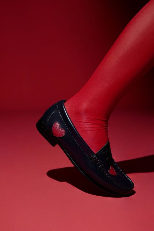Heart Penny Loafer en cuero liso Azul Marino con Corazón Rojo, en uso, en exteriores