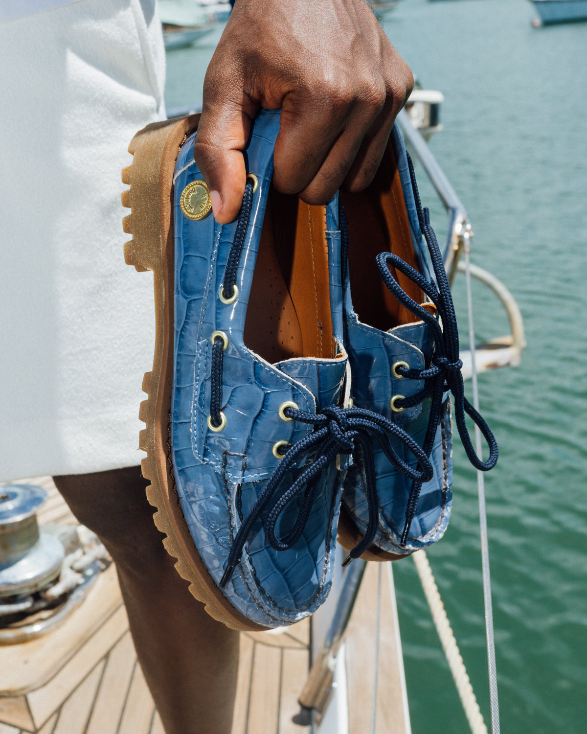 Lug Boat Shoe en cuero grabado coco Celeste, en uso, en exteriores