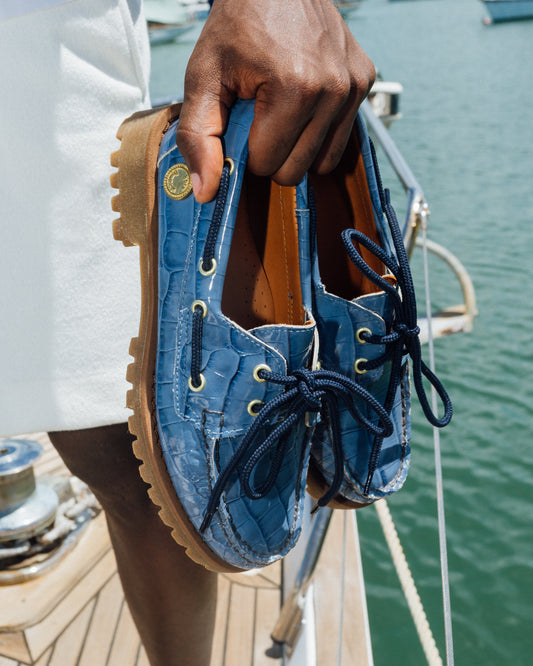 Lug Boat Shoe en cuero grabado coco Celeste, en uso, en exteriores