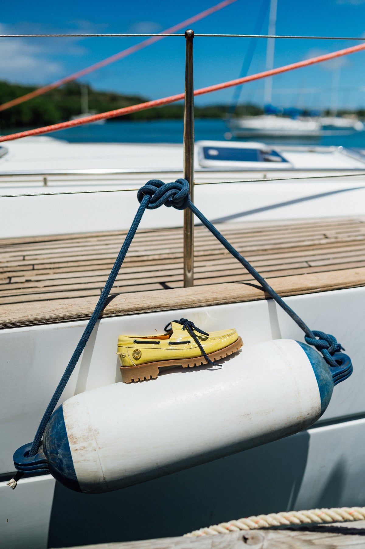 Lug Boat Shoe en cuero grabado coco Limón, en uso, en exteriores